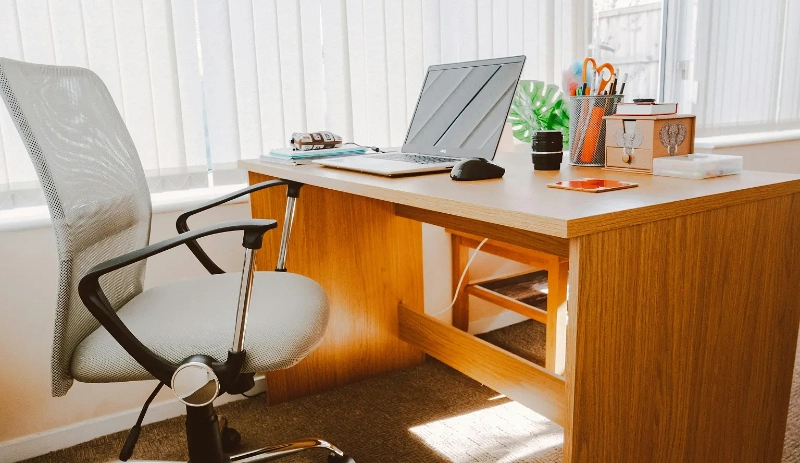 Birou amenajat cu produse comercializate de Best Office Partner.